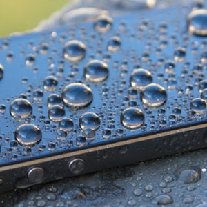 Smartphone mit Wassertropfen