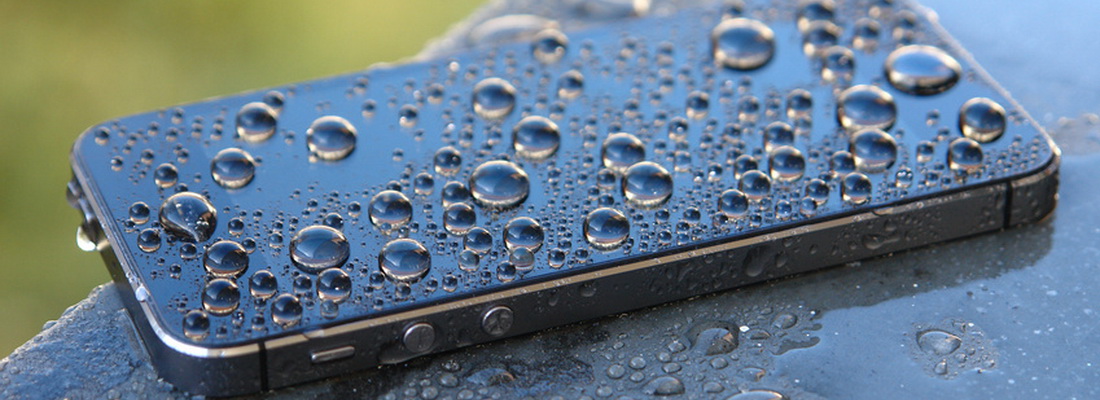 Smartphone mit Wassertropfen