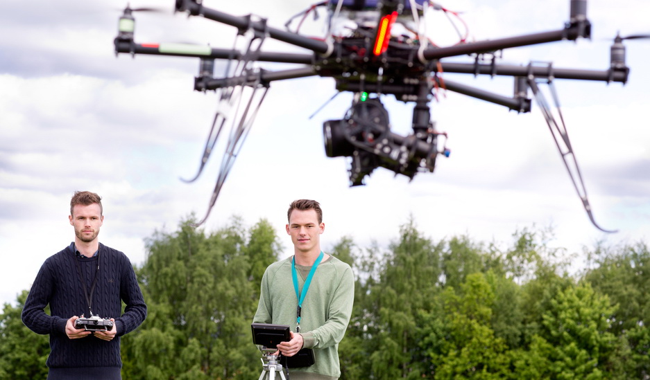 Оператор fpv дрона обучение. Квадрокоптер в горах. Пилот дронов. Пилот бпла. Профессиональный пилот дрона.