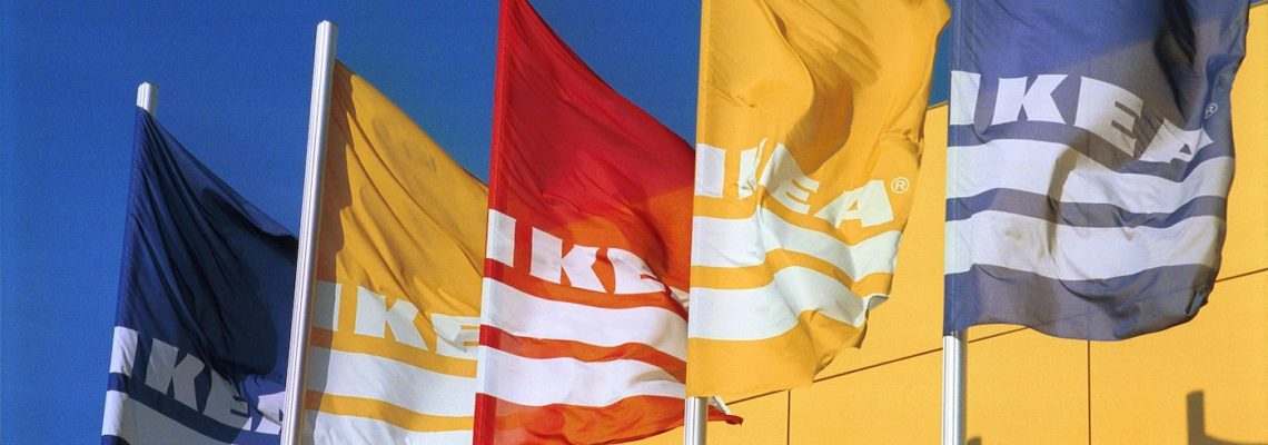 5-ikea-fahnen-in-den-farben-gelb-blau-and-rot-wehen