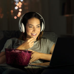 Frau-Videostreaming-Laptop