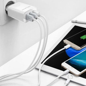 RAVPower Ladegerät mit 3 Ports, 30W und 6A für 9,99€ (statt 14€)