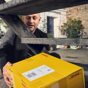Jürgen Vogel mit DHL-Paket