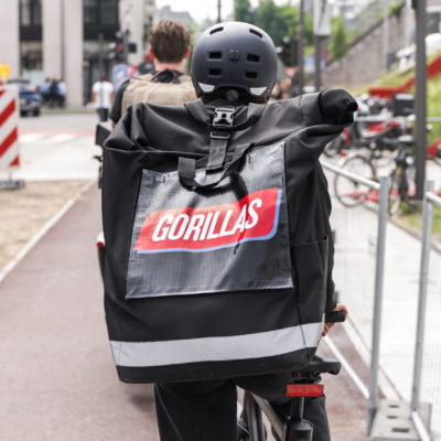 Gorillas Fahrradfahrer