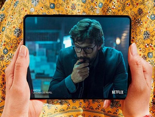 Samsung_Galaxy_Z_Fold_3_Netflix