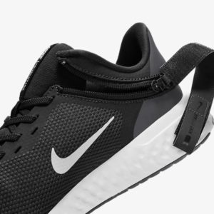 Nike Revolution 5 FlyEase Straßenlaufschuhe für 37,58€ (statt 47€)