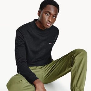 Tommy Hilfiger Pullover mit Mock Neck für 29€ (ehem. 60€) / Hoodie mir Grafik für 44€ (ehem. 90€)