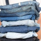 Jeansstapel bei Jeans Direct