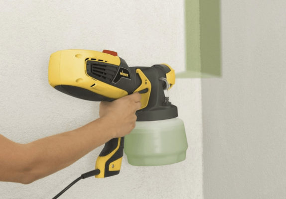 Wagner W 590 FLEXiO Sprühsystem Wand wird besprüht