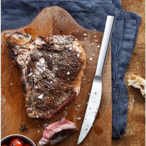 Steakmesser_an_Steak