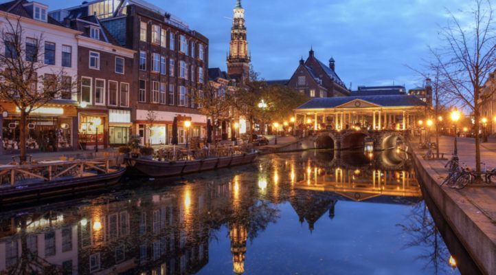 Gracht in Leiden bei Nacht