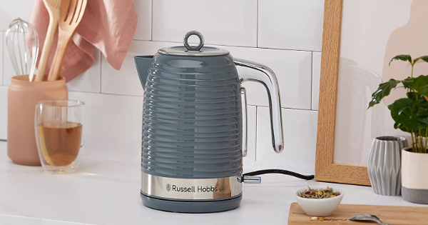 Wasserkocher in Inspire Grau auf einer Küchentheke