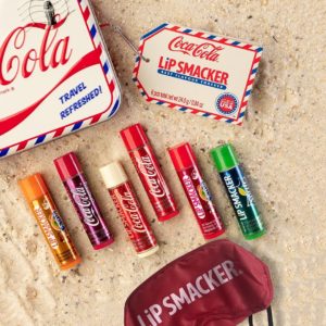 🫦🥤 6x Lip Smacker Coca Cola / Sprite / Fanta für 9,09€ (statt 13€) 🎁 inkl. Geschenkdose & Schlafmaske