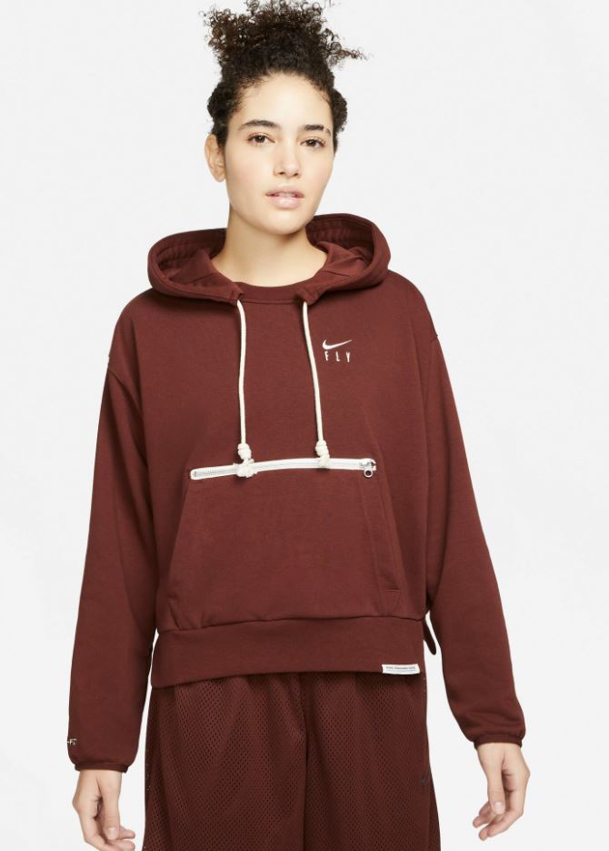 Frau, die einen Nike Hoody traegt