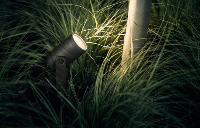 Philips Hue Lily im Gras