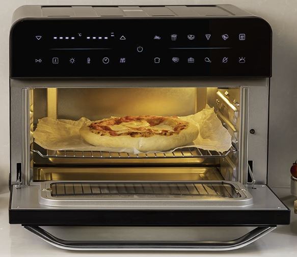 Mini-Backofen mit offener Tuer und Pizza drin