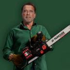 Arnold mit Kettensaege in der Hand