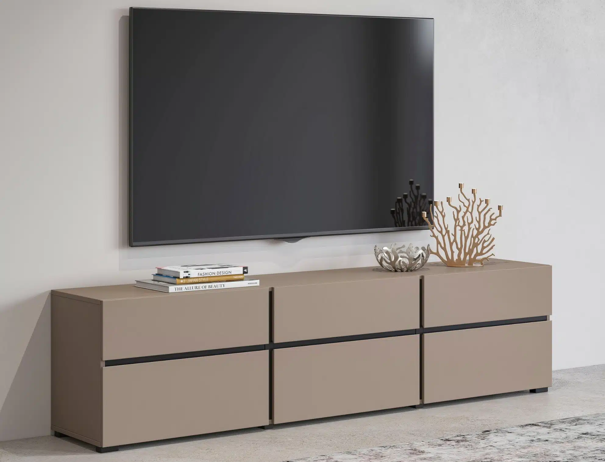 Ein modernes Lowboard in Beige mit schwarzem Akzent, darunter ein TV an der Wand.