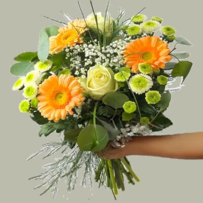Arm hält einen gelben
Blumenstrauß 