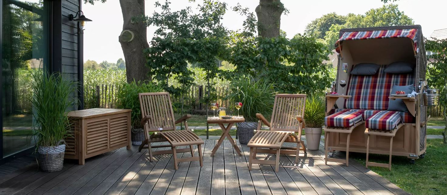 Garten mit Strandkorb und Gartenmöbeln