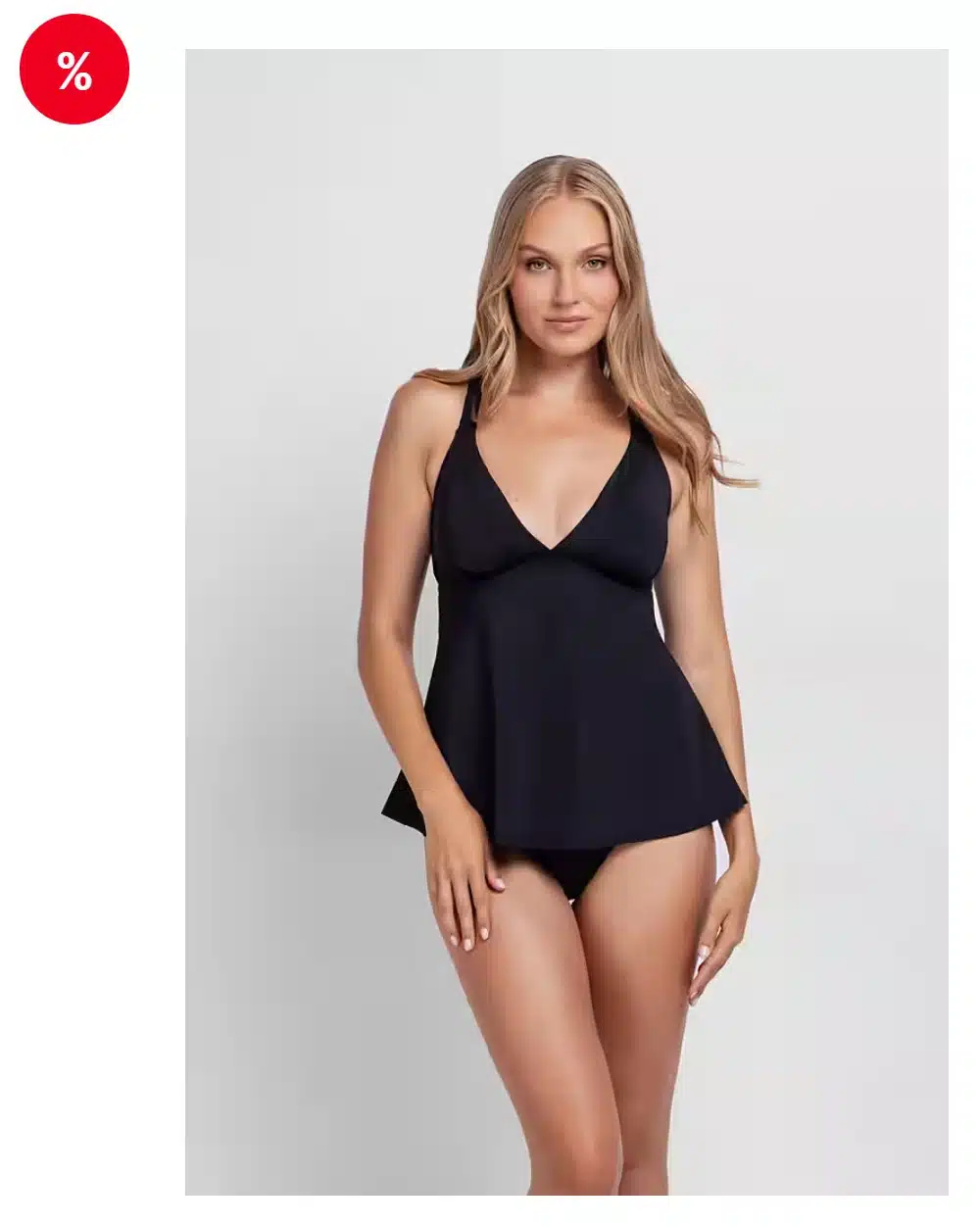 Blonde Frau mit schwarzem Tankini