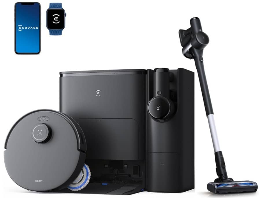 Saugroboter angelehnt an Absaugstation, daneben ein Akkusauger. Oben links ein Handy und eine Smartwatch.