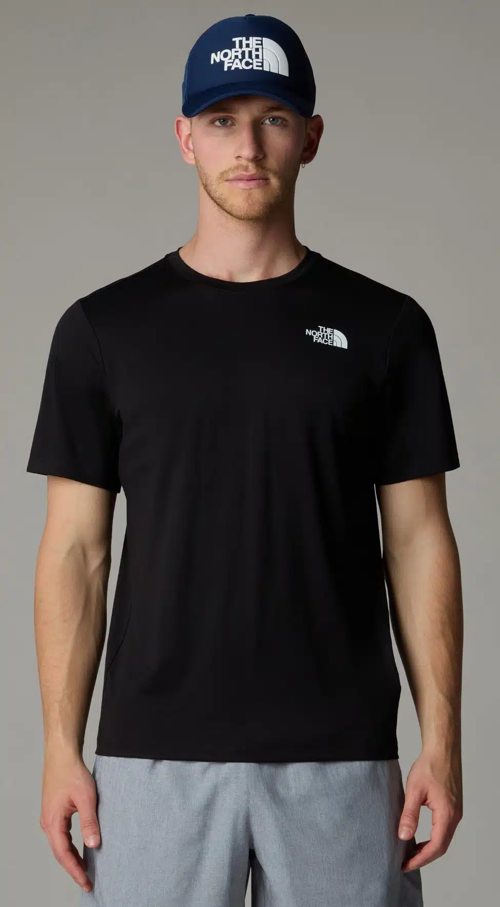 Mann mit schwarzem The North Face T-Shirt