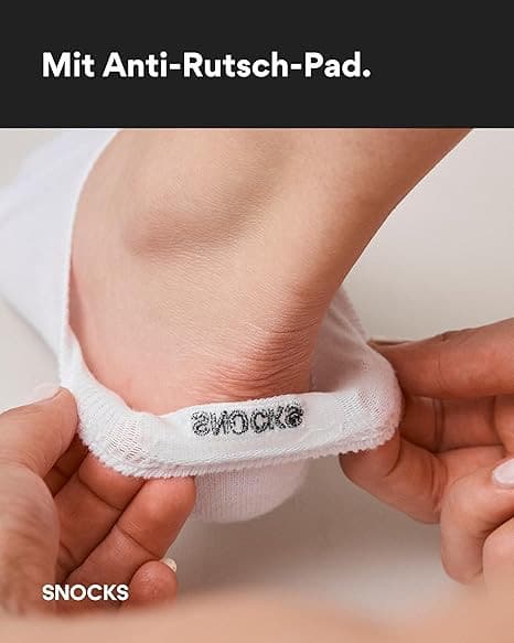 Fuß mit Socken, oben steht 
