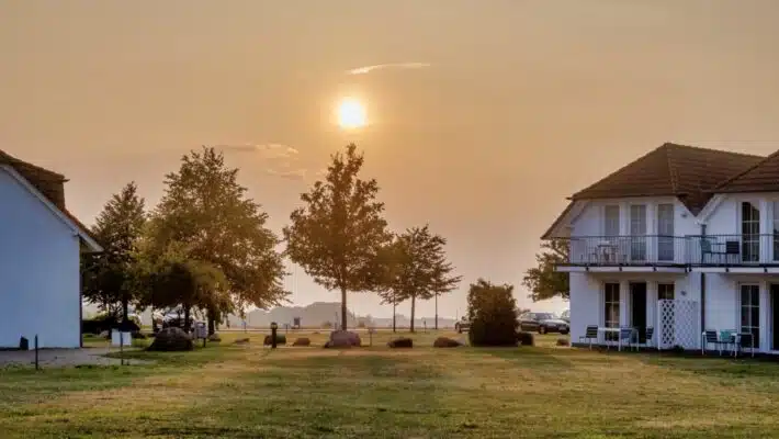 Häuser und Bäume im Sonnenuntergang