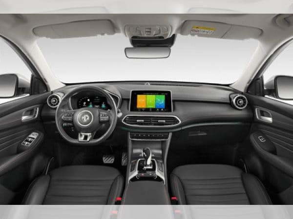 Innenansicht des MG EHS PHEV Luxury, das ein modernes und elegantes Cockpit mit schwarzem Leder, einem Touchscreen-Display und einem komfortablen Design zeigt.