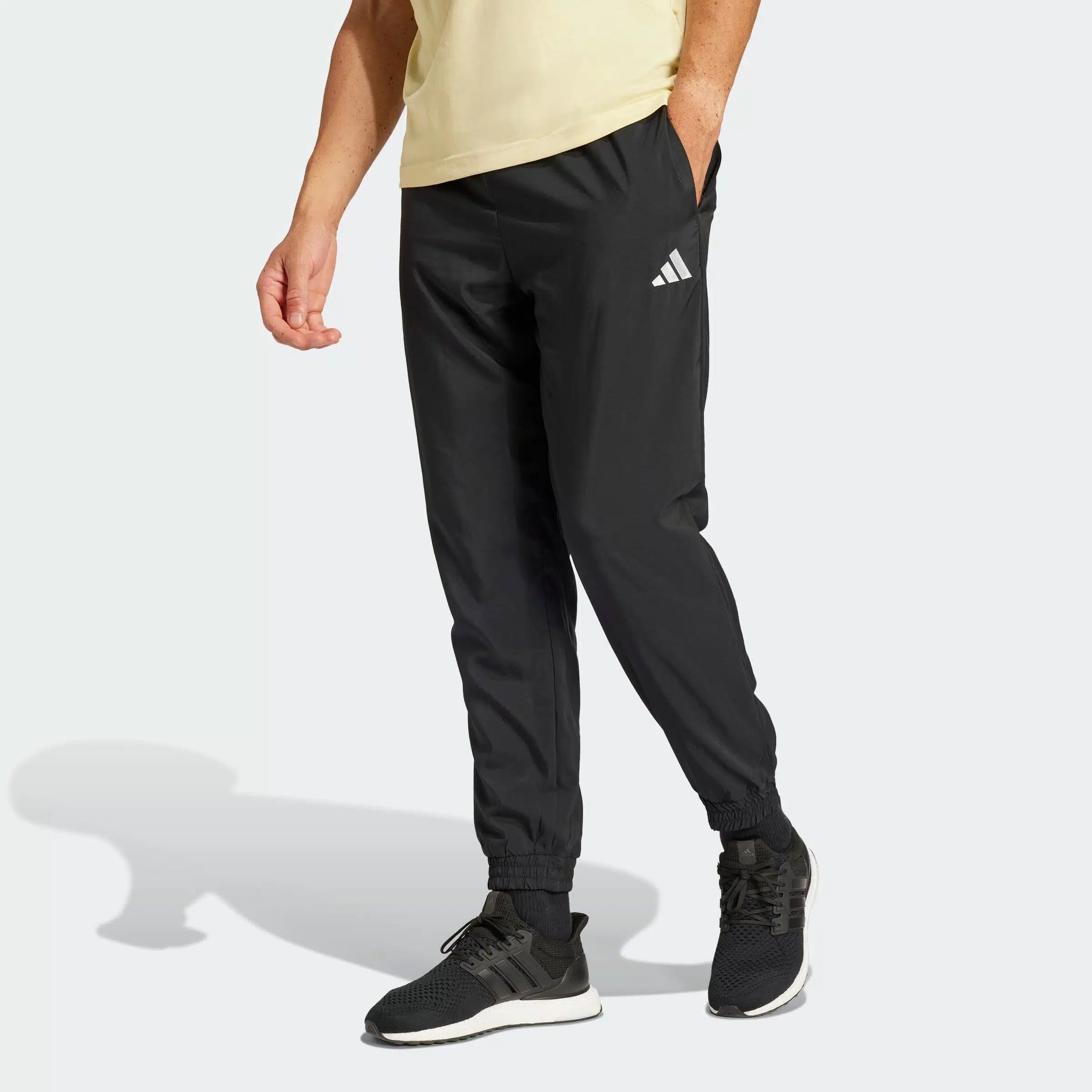 adidas Sporthose in Schwarz mit weißem adidas Logo