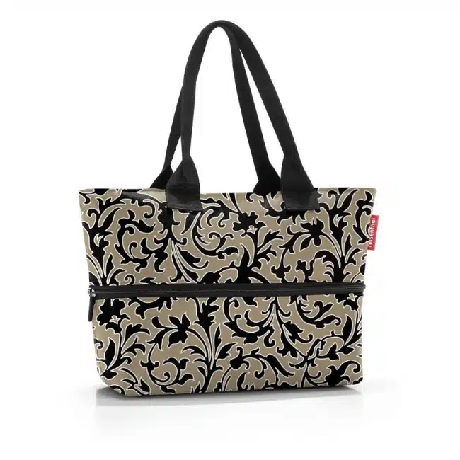 Reisenthel Shopper Tasche mit floralem Design in Schwarz und Beige, ausgestattet mit zwei schwarzen Tragegriffen und einem Reißverschlussfach an der Vorderseite.