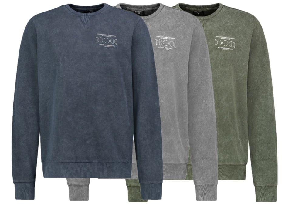 Drei Sky Rebel Herren-Pullover im Antik-Look, jeweils in Dunkelblau, Grau und Grün, mit einem kleinen Logo auf der Brust und elastischen Bündchen an Ärmeln und Saum.