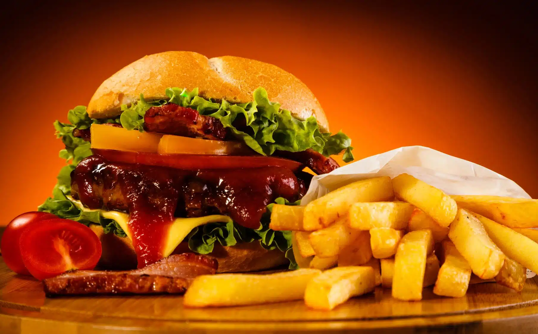 Burger mit Pommes