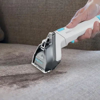 Shark StainStriker PX200EUT saugt ein Sofa wieder sauber.