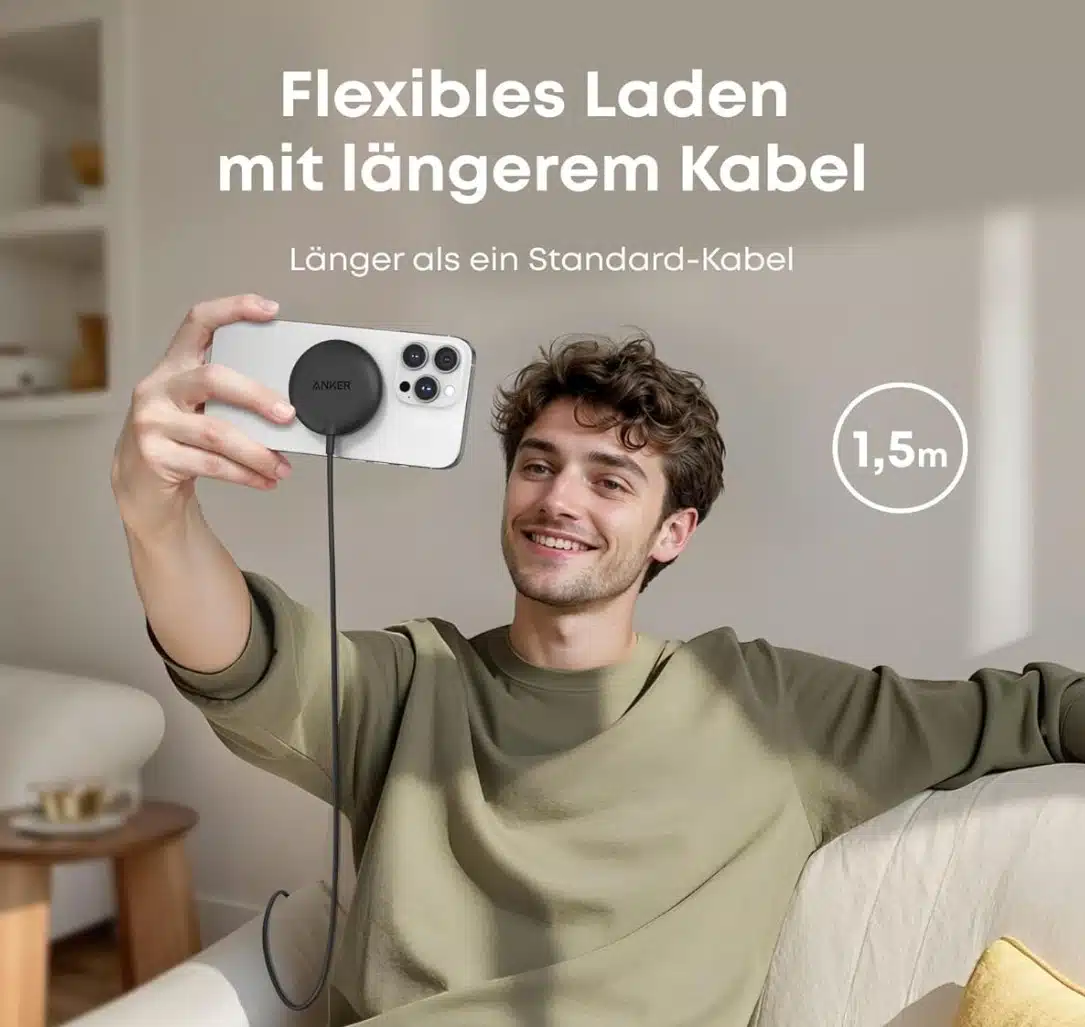 Flexibles Laden mit längerem Kabel - Mann mit Handy mit Anker Ladegerät hintendran.