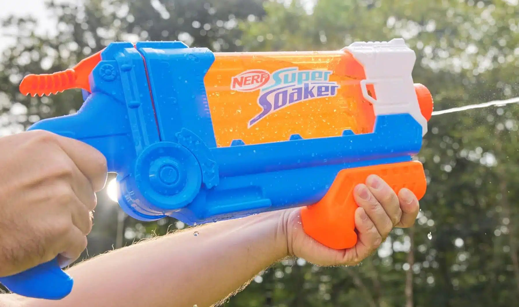 Nerf Super Soaker Wasserpistole, die abgeschossen wird