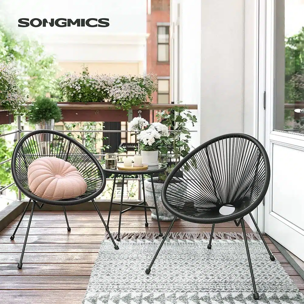 Das SONGMICS 3er-Set Balkonmöbel auf einem Balkon zu sehen.