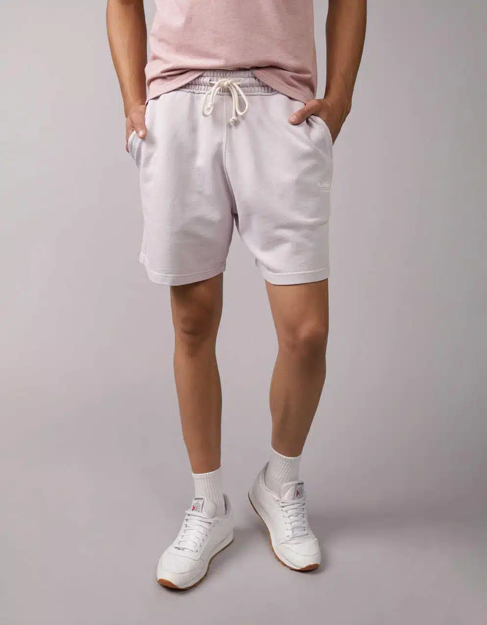 Helle Baumwoll-Shorts an einem Mann