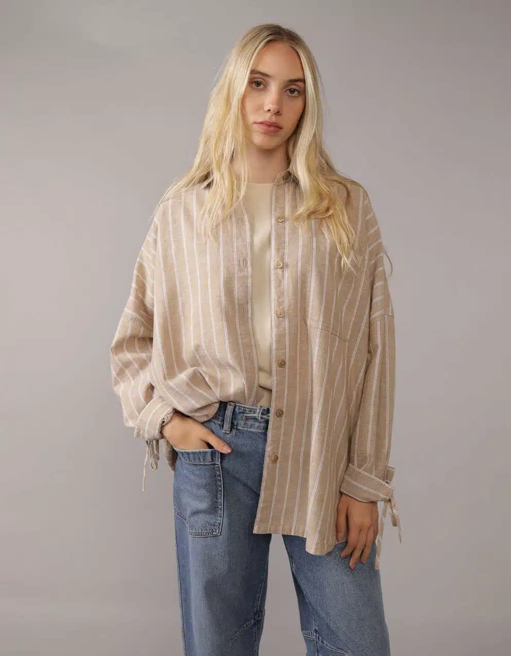 Blonde Frau mit langem Hemd