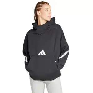 Dame, die den adidas Hoodie Z.N.E. trägt