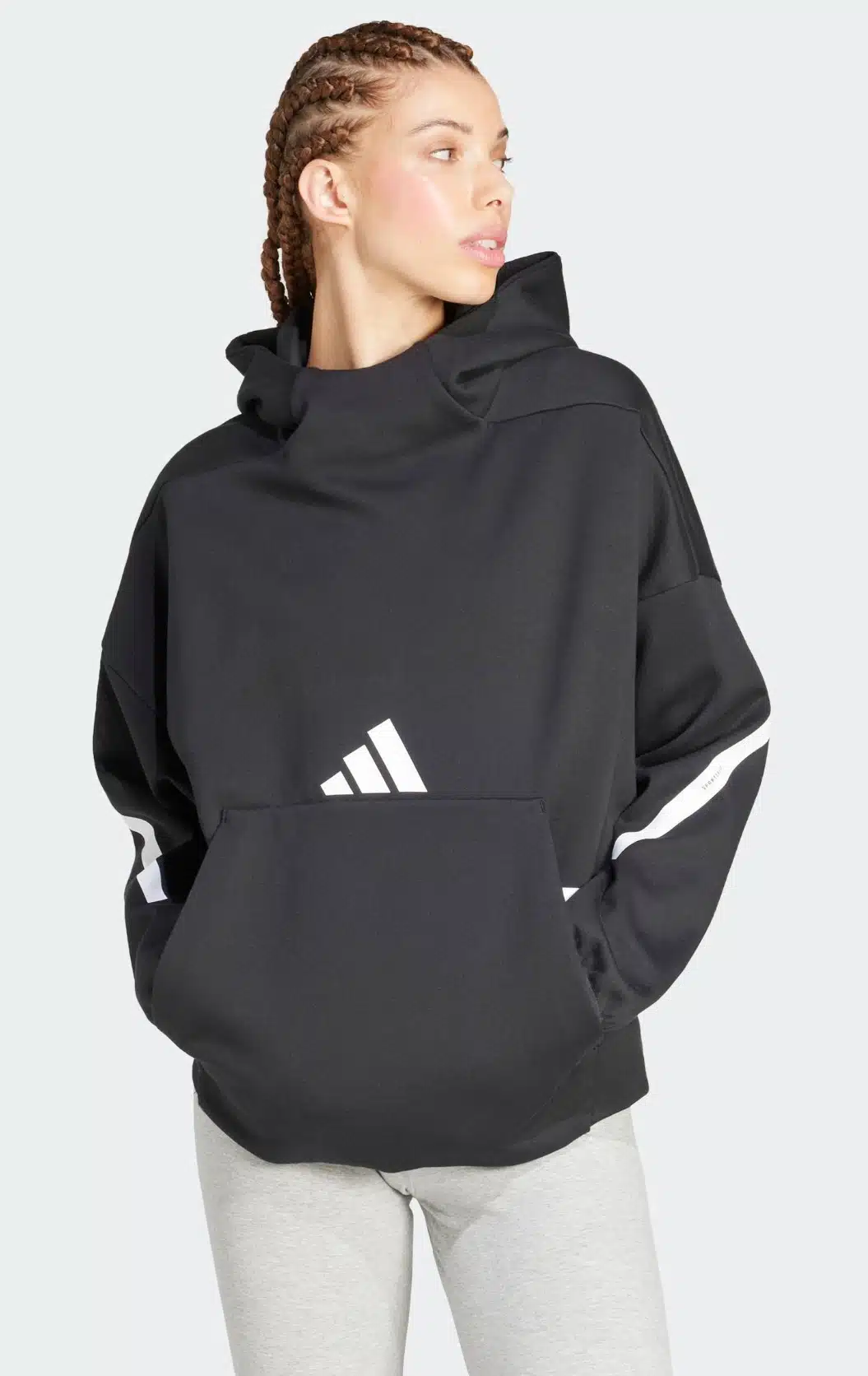 Frau mit adidas Z.N.E. Hoodie