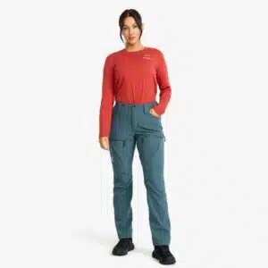 Dame mit Outdoor-Hose und rotem Sweatshirt