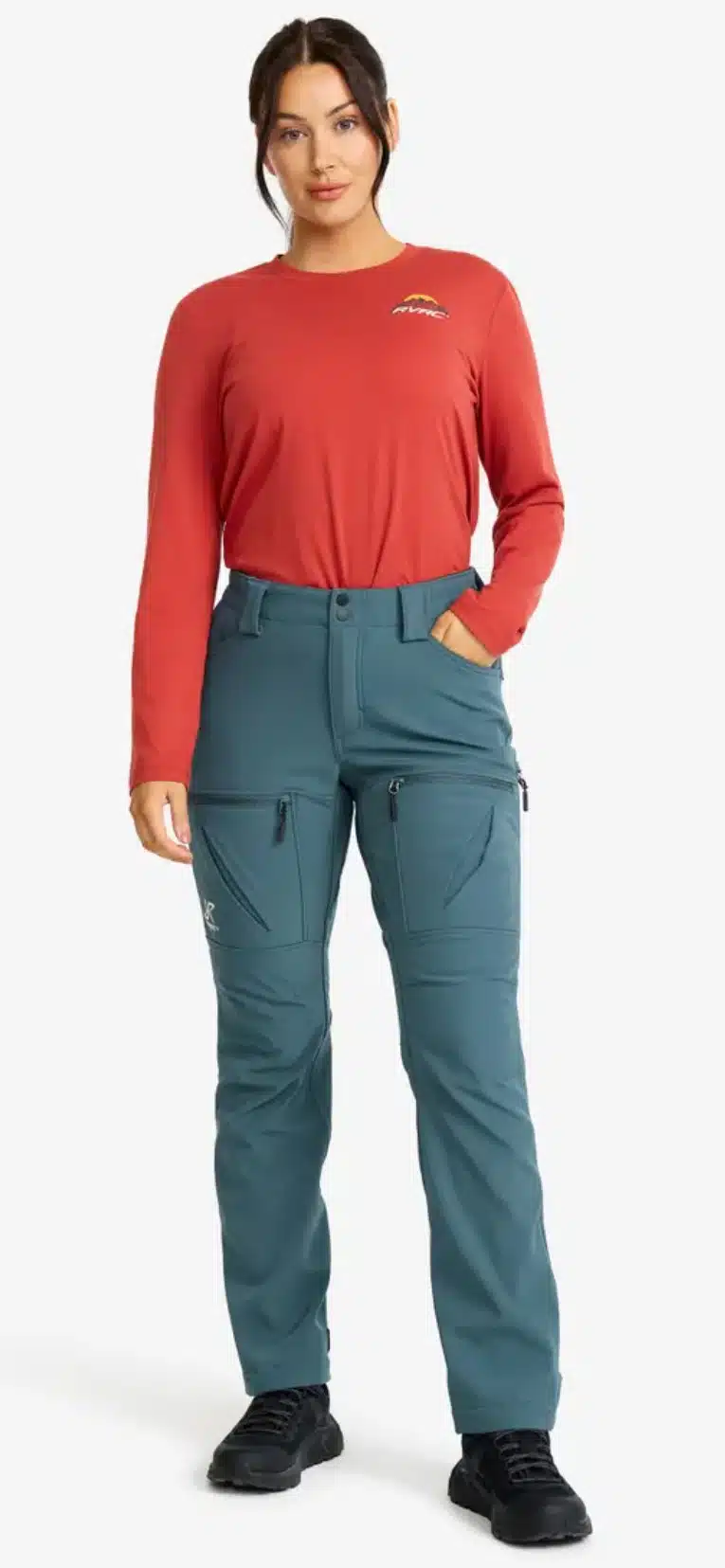 Dame, die Outdoor-Pants trägt