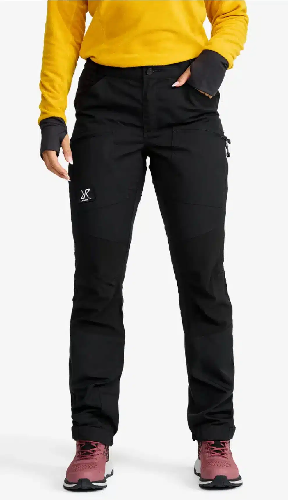 Untere Hälfte einer Dame, die eine Outdoor-Hose trägt