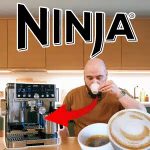 Zu sehen ist die Ninja Luxe Café Pro Kaffeemaschine - ES701EU. Dazu der Tester, nämlich Dominik von DealDoktor. Er trinkt genüsslich einen Espresso. Außerdem ist das Ninja Logo großflächig zu sehen.