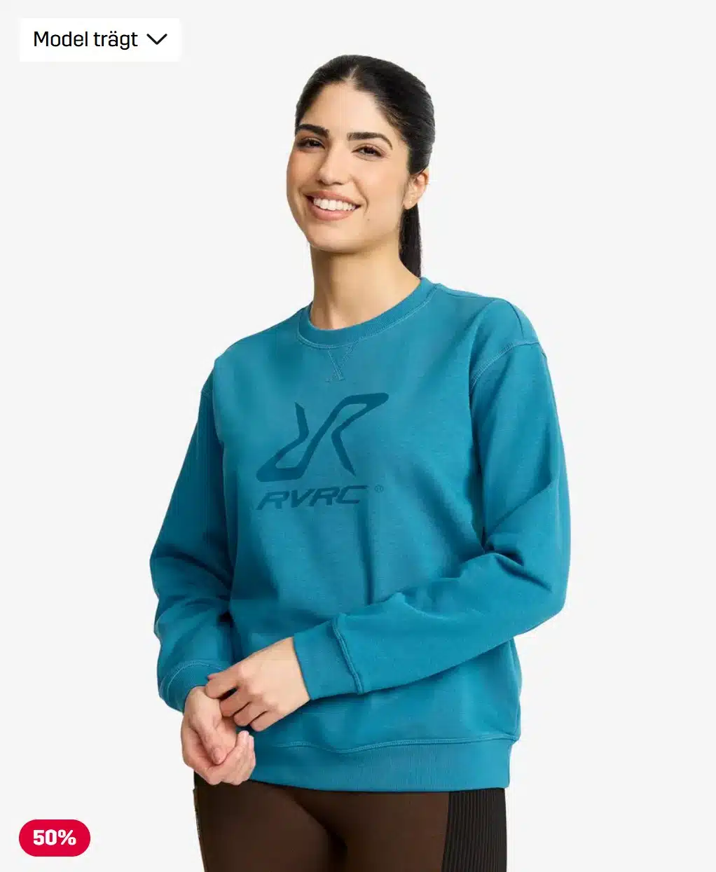 Dame, die ein blaues RVRC Sweatshirt trägt