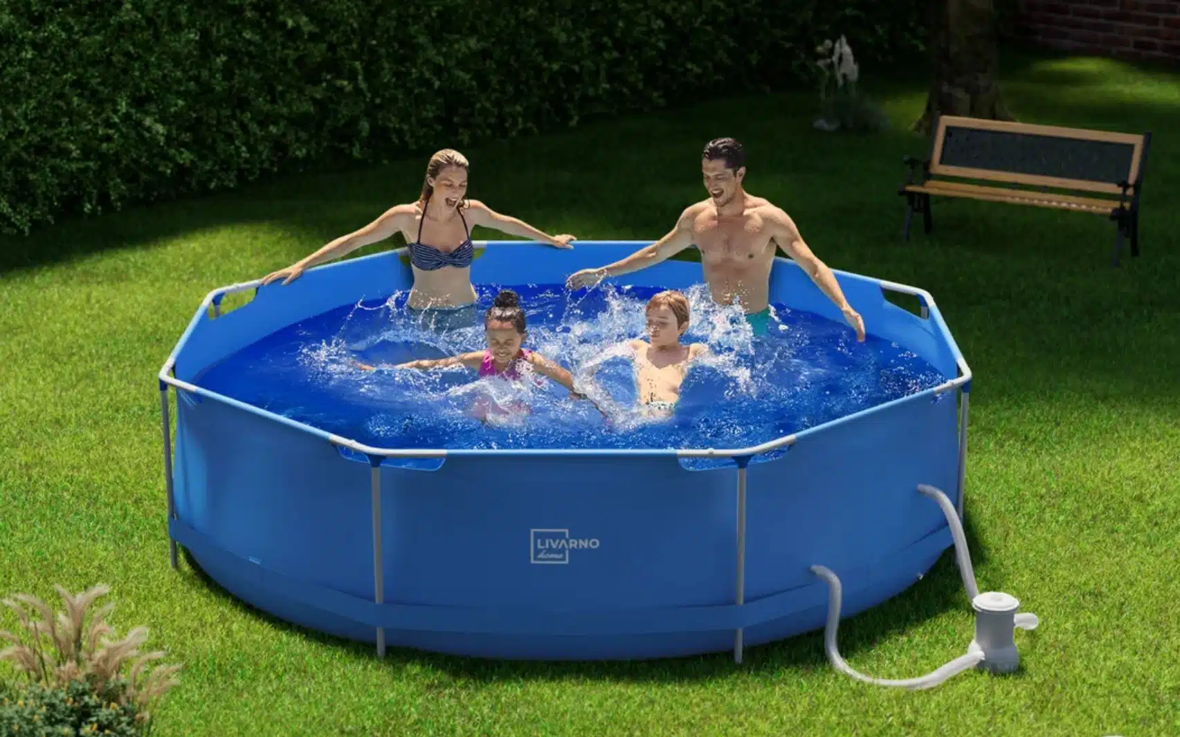 Kleiner Garten-Pool mit einer Familie drin