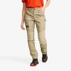 Untere Hälfte einer Dame mit einer Wanderhose