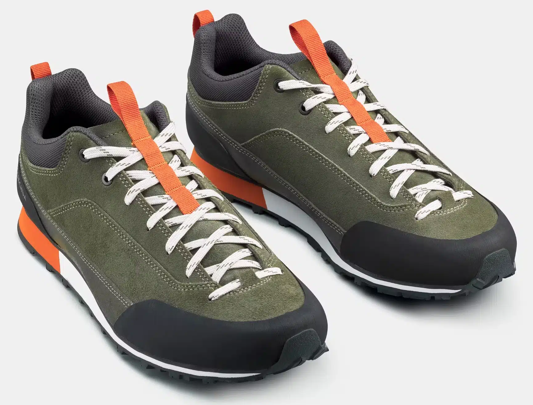 Ein Paar Quechua Wanderschuh Aprenaz 500 Revival